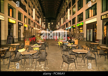 BERLIN DEUTSCHLAND - Oct 26, 2016: die Menschen besuchen neue shoping Mall am Abend einen Drink am 26.Oktober 2106 in Berlin, Deutschland. Stockfoto