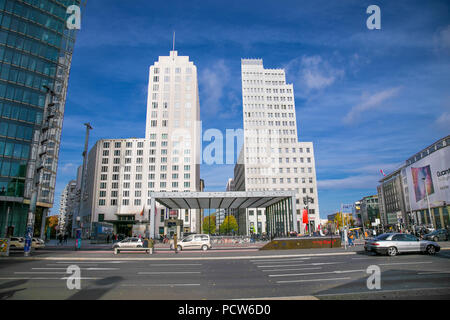 BERLIN, DEUTSCHLAND - 26.Oktober 2016: Ein Blick auf den Potsdamer Platz, ein wichtiger Platz im Zentrum der Stadt, mit vielen neuen Gebäuden, die l gebaut Stockfoto