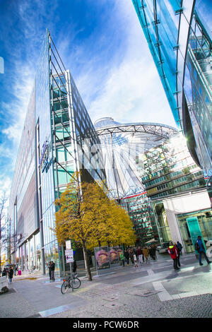 BERLIN, DEUTSCHLAND - 26.Oktober 2016: Potsdamer Platz Sony Center mit dem futuristischen Dach, dass Farben am 26.Oktober 2106, Berlin, Deutschland ändern. Stockfoto