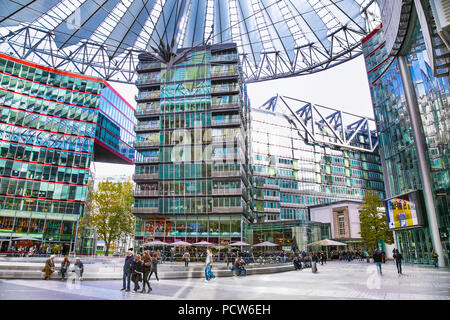 BERLIN, DEUTSCHLAND - 26.Oktober 2016: Potsdamer Platz Sony Center mit dem futuristischen Dach, dass Farben am 26.Oktober 2106, Berlin, Deutschland ändern. Stockfoto