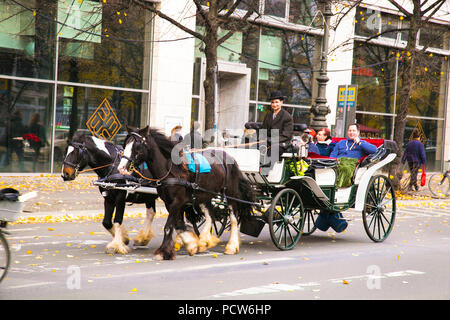 BERLIN, GERMANEN - 26.Oktober 2016: Touristen fahren mit traditionellen Kutscher und zwei verzierte Pferde Fiaker an der Straße von Berlin am 26.Oktober 2016, Ger Stockfoto