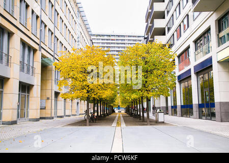 Moderne Architektur mit Bäumen zwischen den Gebäuden in Berlin, Deutschland. Stockfoto