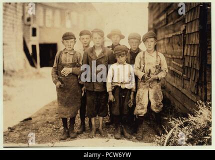 Alle diese Jungen sind Schneider in der Seeküste Canning Co., Werk-7. Alter reicht von 7 bis 12. Sie leben in der Nähe der Fabrik. Sieben Jahre alten Jungen vor, Byron Hamilton, hat ein schlecht schneiden Finger, Stockfoto