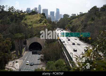 Hhistoric Arroyo Seco Parkway, jetzt den Hafen Autobahn in Los Angeles war die erste Autobahn in den westlichen Vereinigten Staaten. Stockfoto