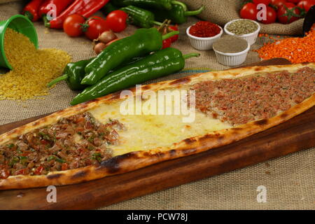 Türkische Pizza (Pide) mit Hackfleisch - Kiymali Pide, Pita Stockfoto