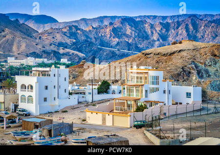 Ein kleines Fischerdorf unterhalb der Berge. Von Muscat, Oman. Stockfoto