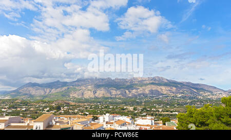 Spanisches Dorf von Bergen mit Wolken umgeben. Traditionelle Häuser in der Stadt von Altea an der Costa Blanca, Spanien. Stockfoto