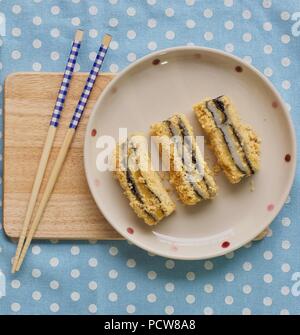Koreanisches Essen schwarzer Sesam Pulver Soja Klebreis Kuchen Stockfoto