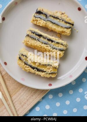 Koreanisches Essen schwarzer Sesam Pulver Soja Klebreis Kuchen Stockfoto