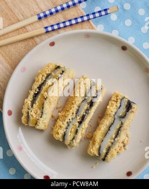 Koreanisches Essen schwarzer Sesam Pulver Soja Klebreis Kuchen Stockfoto