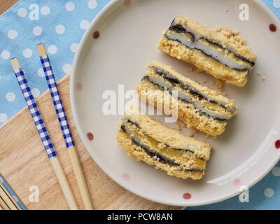 Koreanisches Essen schwarzer Sesam Pulver Soja Klebreis Kuchen Stockfoto