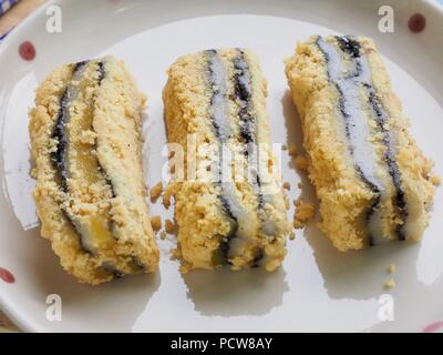 Koreanisches Essen schwarzer Sesam Pulver Soja Klebreis Kuchen Stockfoto