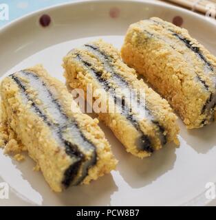 Koreanisches Essen schwarzer Sesam Pulver Soja Klebreis Kuchen Stockfoto
