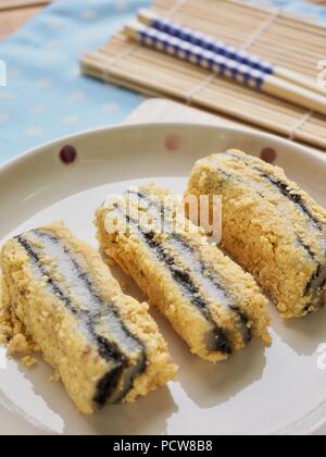 Koreanisches Essen schwarzer Sesam Pulver Soja Klebreis Kuchen Stockfoto