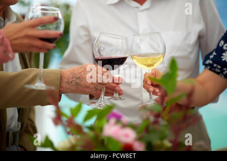 Soft Focus in der Gruppe älterer Menschen Hände halten Wein Glas und klirren Gläser. Konzept der älteren Partei, sich zurückziehen und superannuate, 60. Jahrestag der Alter Stockfoto