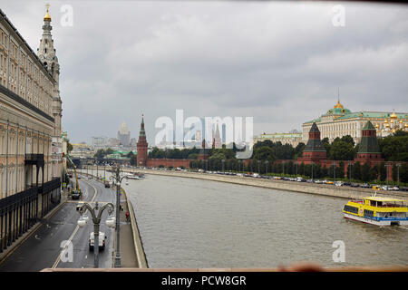 Moskau, Russland - 22.07.2018: Cruise Ship Sowjetunion Segel Vergangenheit Kreml in Moskau Fluss Stockfoto