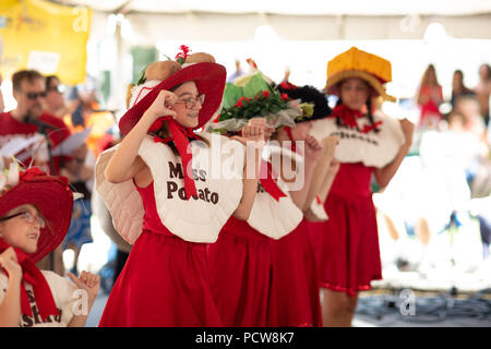Wittling, Indiana, USA - Juli 28, 2018 junge Frauen singen und tanzen über pierogis an der Pierogi Fest Stockfoto