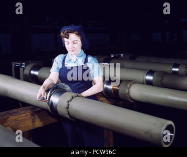 Gist Inspector, Frau Maria Betchner Inspektion einer der 25 Fräser für Grate vor dem Einfügen in das Innere eines 105 mm Haubitze an der Milwaukee, Wis. Anlage der Kette Riemen Co - Februar 1943 Stockfoto