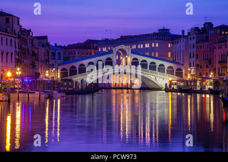 Venedig der berühmten Rialto Brücke in der Dämmerung Stockfoto