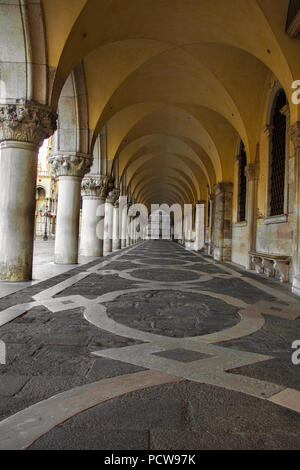 Korridor entlang der Dogenpalast in Venedig, Italien Stockfoto