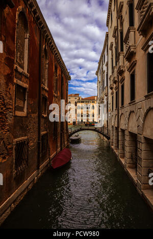 Einer schmalen Seite Kanal in Venedig, Italien Stockfoto