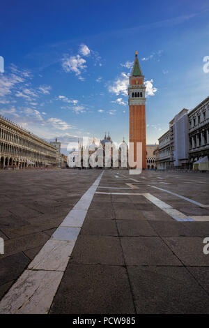 Der Campanile und Markusdom in Venedig, Italien Stockfoto