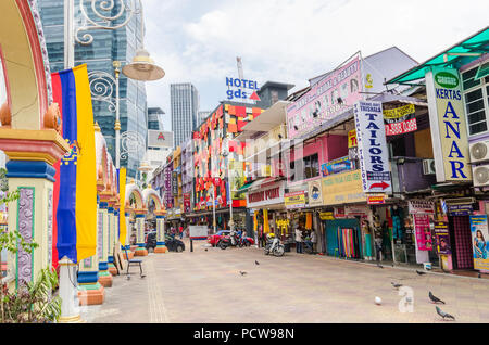 Kuala Lumpur, Malaysia - Feb 7,2017: brickfields Little India in KL wurde von der indischen Gemeinschaft in einer breiten Straße mit Indischen speichert verwandelt. Stockfoto