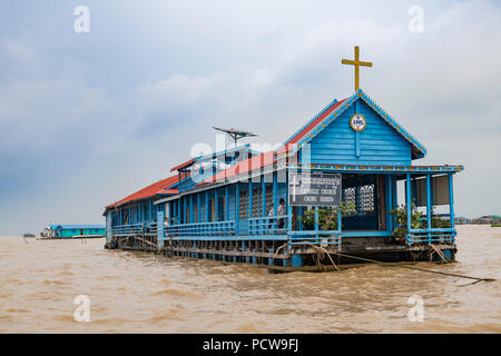 Chong Khneas (oder Khnies) Katholische Kirche sowohl mit der Roten Khmer und vietnamesische Schule liegen auf dem Tonle Sap See, Provinz Siem Reap, Kambodscha Stockfoto