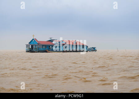 Chong Khneas (oder Khnies) Katholische Kirche sowohl mit der Roten Khmer und vietnamesische Schule liegen auf dem Tonle Sap See, Provinz Siem Reap, Kambodscha Stockfoto