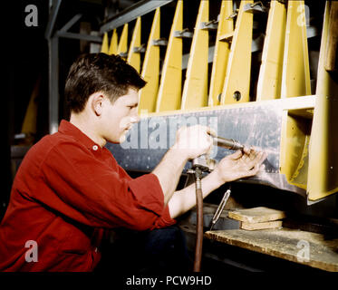 Nietwerkzeug bei der Arbeit an der Douglas Aircraft Corporation in Long Beach, Kalifornien, Oktober 1942 Stockfoto