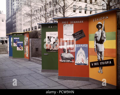 Rockefeller Plaza, Ausstellung [für] Vereinten Nationen von OWI, New York, N.Y. zwischen fotografischer zeigt ist [die] Atlantic Charter im Rahmen mit Sendern an jedem Ende und wo Stimmen von Roosevelt, Churchill und Chiang Kai-Shek sind zu jeder halben Stunde gehört; von den Statuen der vier Grundfreiheiten umgeben Stockfoto