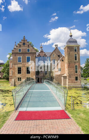 Glas Brücke zu den Ruurlo Schloss in den Niederlanden führender