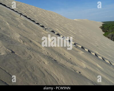 Seitenansicht der Dune du Pyla an der Westküste von Frankreich mit Sand gefüllt Treppe nach oben an einem klaren Sommertag Stockfoto