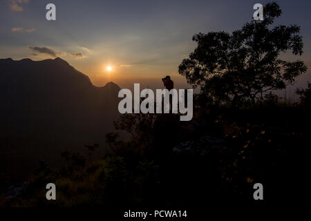 Sonnenuntergang Blick von der malerischen Wanderwege und Fotograf Silhouette gegen Sonnenuntergang, Mount Mulanje, südlichen Bezirk, Malawi Stockfoto