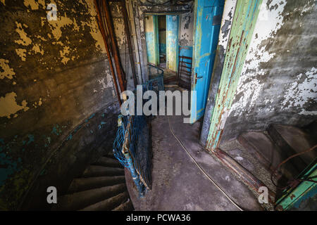 Zerstörte Innenräume der Leuchtturm "Aniva', Insel Sachalin, Russland. Stockfoto