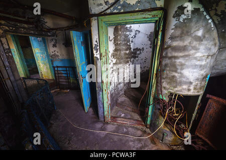 Zerstörte Innenräume der Leuchtturm "Aniva', Insel Sachalin, Russland. Stockfoto