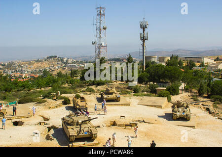 11. Mai 2018 einen Blick auf das abgelegte Militärfahrzeuge auf der HarAdar (Radar Hill) Denkmal vom Aussichtsturm. draußen vor Jerusalem, Israel Stockfoto