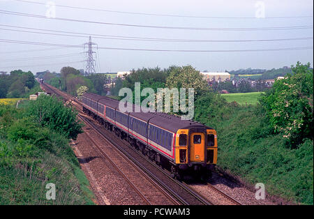 Ein Netzwerk Südost Kent Service der Klasse 421 4 vorangegangen - Cig Anzahl 1810 Richtung Osten an Sellinge. 21. Mai 1995. Stockfoto