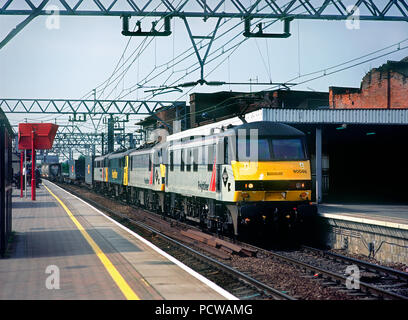 Ein paar der Klasse 90 elektrische Lokomotiven Nummern 90046 und 90045 mit einem Paar der Klasse 86 Lokomotiven Nummern 86632 und 86621 an der Spitze einer freightliner bei Stratford in East London. 23. April 2003. Stockfoto