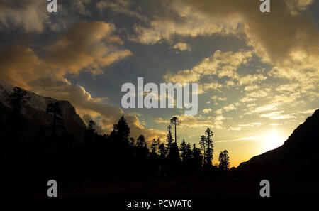 Sonnenaufgang im Himalaya Hark ki Dun Trek Stockfoto