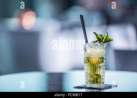 Mojito Sommer alkoholfreien Cocktail am Tisch im Restaurant. Stockfoto