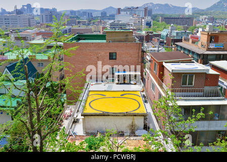 Die Samcheongdong-straNachbarschaft mit seinen malerischen Gebäuden, Cafés, Restaurants, Boutiquen, und eine Menge Graffiti Kunst ein Lokal hat ein Smiley auf der Oberseite. Stockfoto