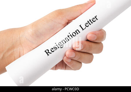 Hand eines Geschäftsmannes Hand über einen Rücktritt Buchstaben auf weißem Hintergrund, speichern Freistellungspfaden. Stockfoto