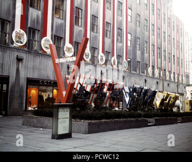 Vereinten Nationen Ausstellung von OWI in Rockefeller Plaza, New York, N.Y., der Eingang von der 5th Avenue - März 1943 Stockfoto