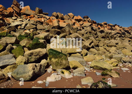 Rock Rüstung am Meer entlang Wand bei Dawlish Warren Beach in der Nähe von langstone Rock. Stockfoto