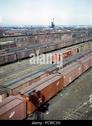 Allgemeine Ansicht eines Teils der Vorbehalt Hof der Chicago und nordwestliches [d. h. North Western] Eisenbahn, Chicago, Illinois im Hintergrund ist die Kohle Rutsche und roundhouse April 1943 Stockfoto