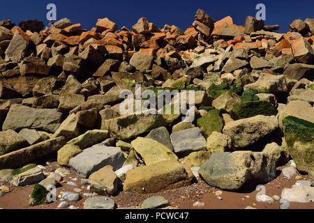 Rock Rüstung am Meer entlang Wand bei Dawlish Warren Beach in der Nähe von langstone Rock. Stockfoto