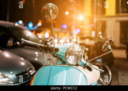 Hellblau retro Roller auf der Straße Stockfoto