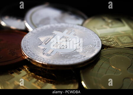 Bitcoin Münze unter anderen Crypto Währungen - eine bevorstehende Revolution - bitcoin unter altcoins Stockfoto