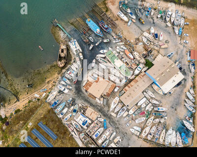 Luftbild des Trockendocks und werft mit vielen Yachten in Olhao, Portugal Stockfoto